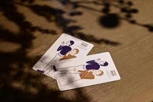 dos cartas sentadas sobre una mesa en Madi Paidi Bangkok, Autograph Collection, en Bangkok 97 fotos más