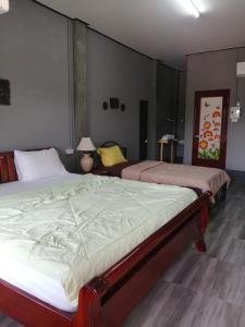 een slaapkamer met 2 bedden in een kamer bij Yotin Guest House in Trat