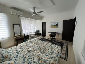 Voodi või voodid majutusasutuse NEW! Naiz Crib 4 Bedroom at Kepayang Heights toas