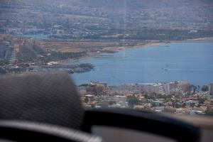 Vue d'une étendue d'eau depuis un avion dans l'établissement Exclusive Top Luxury Penthouse near the sea with Privat Roof-Pool, à Eilat