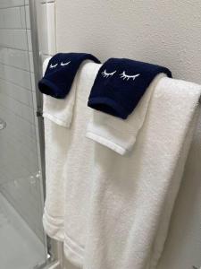 艾申特羅的住宿－The Corner Cottage，浴室毛巾架上的两条毛巾
