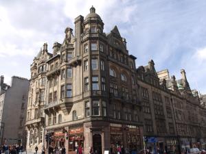 エディンバラにあるRoyal Mile Mansions Apartment Edinburghの通りの真ん中の大きな建物