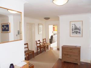 uma sala de estar com um espelho e uma mesa e cadeiras em Royal Mile Mansions Apartment Edinburgh em Edinburgo