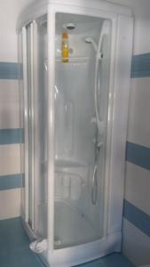 eine Duschkabine mit einer Glastür im Bad in der Unterkunft B&B D'Amare in San Salvo + 30 Fotos