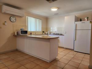 Η κουζίνα ή μικρή κουζίνα στο The Golfers Rest. +8 φωτογραφίες