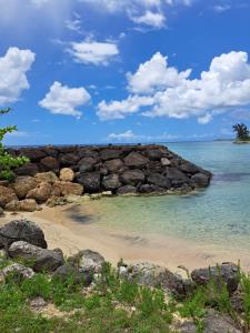 una spiaggia sabbiosa con rocce e oceano di MAISON DE VACANCES KAZ A LOLO a Port-Louis