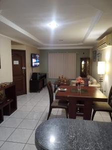 een woonkamer met een tafel en stoelen bij Villa Amoblada en Urbanización in Machala