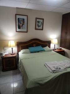 um quarto com uma cama grande e duas mesas de cabeceira em Villa Amoblada en Urbanización em Machala