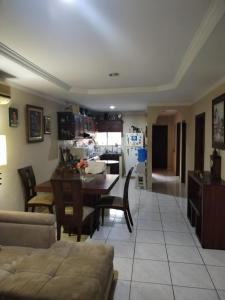 uma cozinha e sala de estar com mesa e cadeiras em Villa Amoblada en Urbanización em Machala