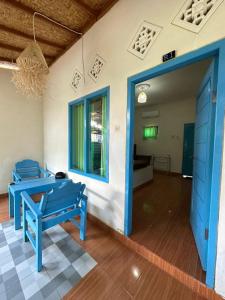 Habitación con 2 bancos azules y sala de estar. en Melbao Homestay en Gili Air