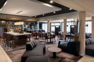 un ristorante con bar, tavoli e sedie di Courtyard San Francisco Larkspur Landing/Marin County a Larkspur