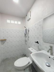 La salle de bains blanche est pourvue de toilettes et d'un lavabo. dans l'établissement Payim farmstay, 