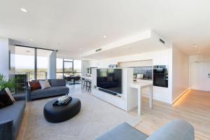 uma sala de estar com uma grande televisão de ecrã plano em Accommodate Canberra - Metropolitan 70 em Canberra