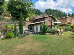 une maison avec une table de pique-nique dans une cour dans l'établissement L'Essiccatoio, à Fivizzano