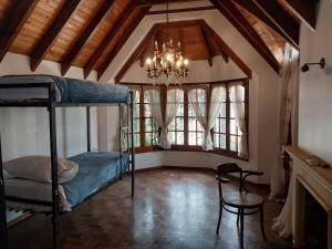 1 dormitorio con litera y lámpara de araña en Why Not Guemes en Córdoba