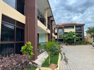 un edificio con un patio con plantas delante de él en Elena & Kimberly en Gulu