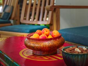 un bol de fruta sentado sobre una mesa en De Khama, en Nubra