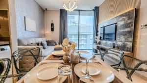 Restaurace v ubytování STAY BY Latinem Luxury 1BR Holiday Home CV B2804 near Burj Khalifa
