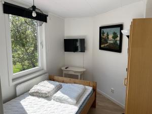 una piccola camera con letto e finestra di Welcome to Vimmerby where you live close to nature in a quiet environment but still close to Astrid Lindgren's World a Vimmerby