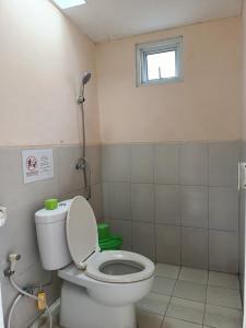 Kamar mandi di Chacha Homestay & Dormitory