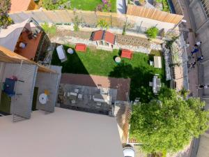 an overhead view of a house with a yard at FinKa in Malles Venosta
