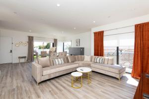 A seating area at Regency Modern Apartments