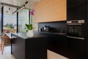 een keuken met zwarte kasten en een zwart aanrecht bij Greenvale Park Villas in Paphos