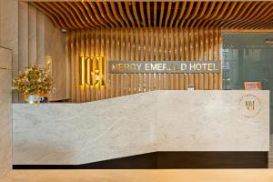 un gran mostrador de mármol en el vestíbulo del hotel en Mercy Emerald Hotel en Da Nang