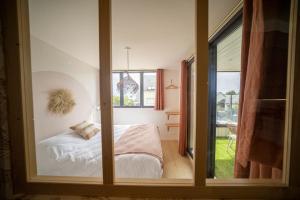 - une chambre avec un lit et une fenêtre dans l'établissement Les Voiles - Appart'hotel "Le Suroit", à Carnac