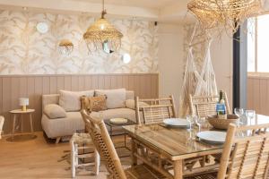 - un salon avec un canapé et une table dans l'établissement Les Voiles - Appart'hotel "Le Suroit", à Carnac