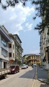 una calle de la ciudad con coches aparcados en la calle en Cozy 2 bedroom near Green Mosque, en Yıldırım