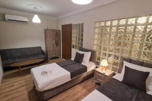 Habitación de hotel con cama y sofá en Cozy 2 bedroom near Green Mosque, en Yıldırım