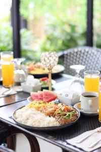 une table avec une plaque de riz et de denrées alimentaires dans l'établissement Privato Makati, à Manille