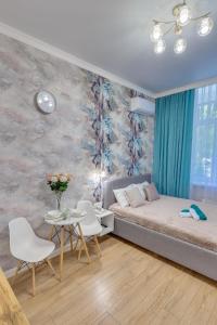 - une chambre avec un lit, 2 tables et des chaises dans l'établissement Asaapart Vernyi Room 1, à Almaty