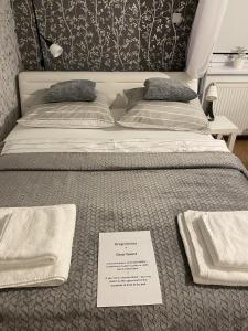 מיטה או מיטות בחדר ב-Apartament Czytelnia - parking gratis