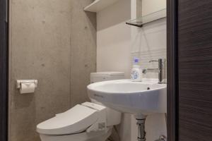 東京的住宿－LAPiS AkasakaⅡ，浴室配有白色卫生间和盥洗盆。