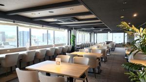 A seating area at Platon Hotel Yokkaichi