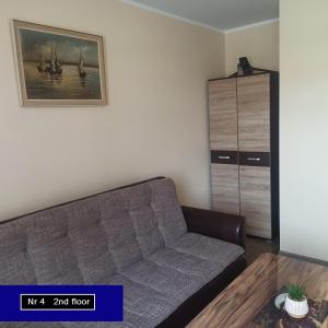 uma sala de estar com um sofá e uma mesa em Old house em Kaunas