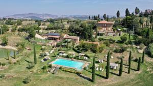 Bazén v ubytování Agriturismo San Tommaso nebo v jeho okolí