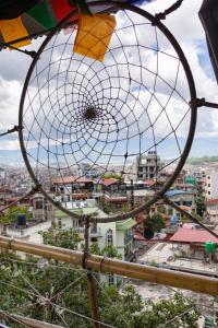 Vista generica su Kathmandu o vista sulla città dall'interno dell'ostello