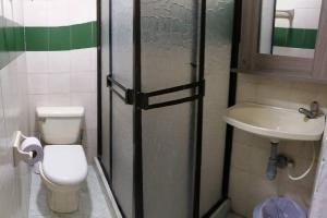 La salle de bains est pourvue de toilettes et d'un lavabo. dans l'établissement Disfruta tu estancia en Pereira!, à Pereira