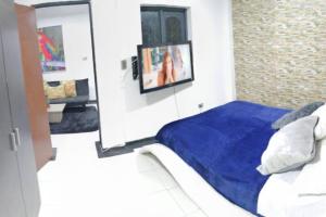 - une chambre avec un lit et une couverture bleue dans l'établissement Disfruta tu estancia en Pereira!, à Pereira