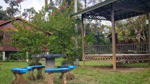 un parco con panchina e gazebo di Teratak Dusun Anum, Kulim, Kedah a Kampung Karangan