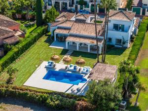 Bazén v ubytování VACATION MARBELLA I Villa Sirio, Golf-Front Villa, Private Heated Pool, Privacy, 10 min from Puerto Banus nebo v jeho okolí