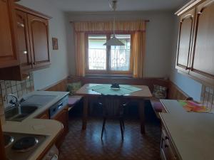 Kuchnia lub aneks kuchenny w obiekcie Ferienwohnung Schwarzl