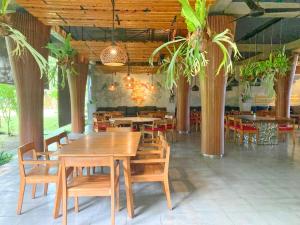 jadalnia ze stołami, krzesłami i doniczkami w obiekcie Hotel rooms 2 minutes to Monkey Forest w mieście Ubud