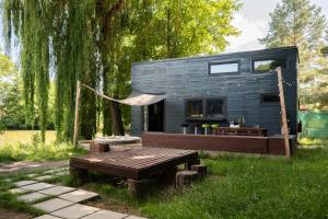 una casita con una mesa de picnic y un banco en Secret Lake Prag magic place relaxation& wellness, en Řehenice