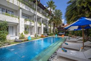 チャングーにあるTapa Tepi Kali Cangguのホテルのスイミングプールのイメージ