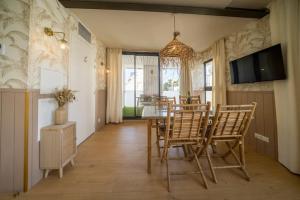 una sala da pranzo con tavolo e sedie di Les Voiles - Appart'hotel "Le Kornog" a Carnac