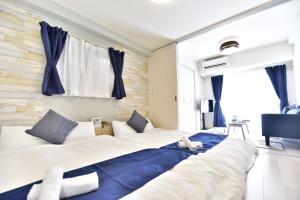 大阪市にあるMA大阪ドーム前のベッドルーム1室(大型ベッド1台、青い毛布付)